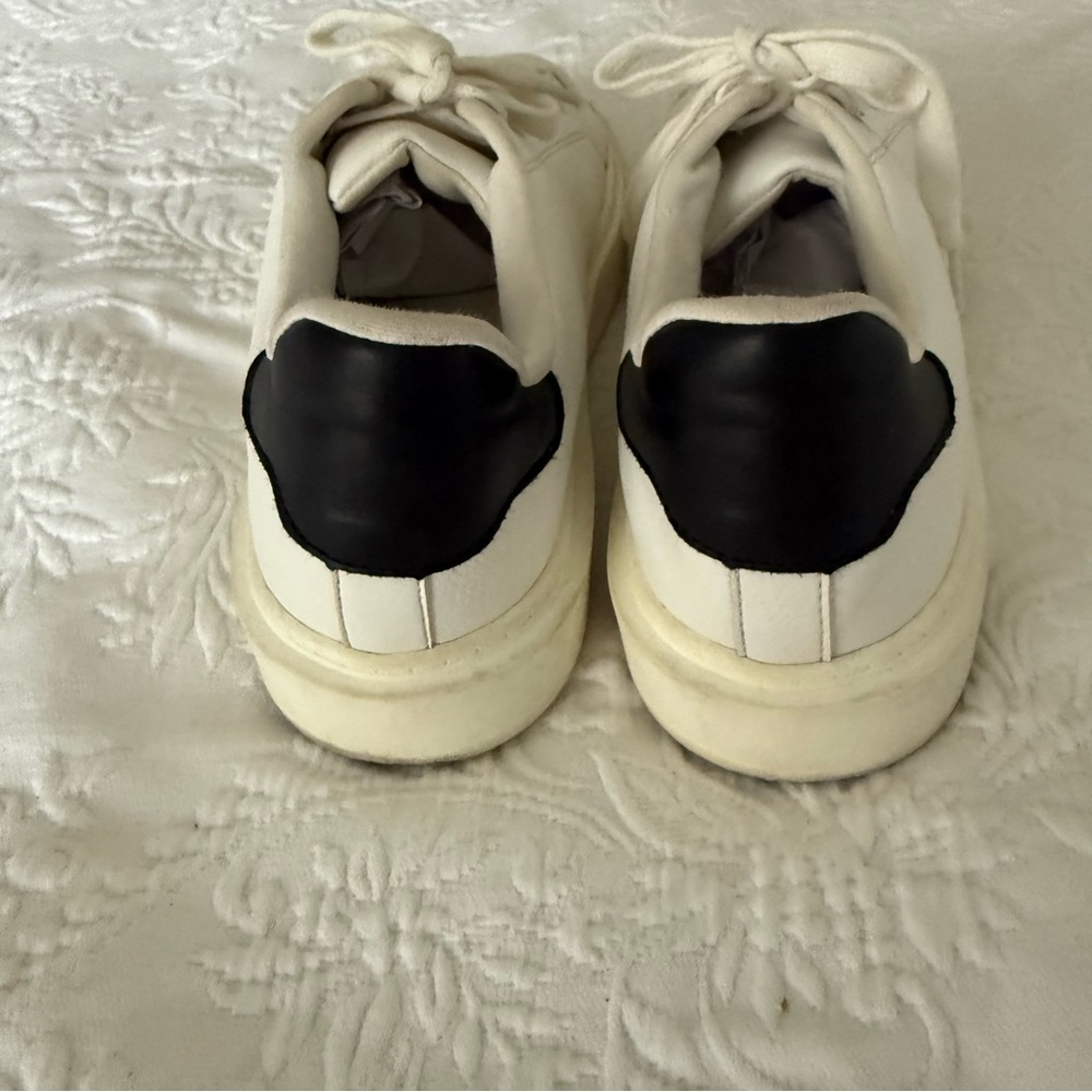 STEVE MADDEN Catcher White Faux Leather Sneakers. Size 9 - Picture 7 of 9